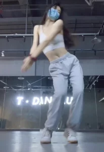 和老男人3p反差俏皮女友（33分钟筒介）