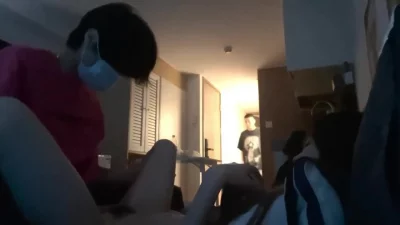无视男友兄弟娇喘呻吟勾引玩3P