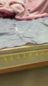 少妇家里“啊啊你要射了吗我老公快醒来了”最大胆偷情