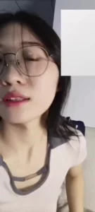 【章哥经典】颜值很高的眼镜妹真的骚小穴座脸舔奶头各种动作诱惑，上