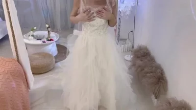 上就要结婚的极品巨乳少妇，背着老公穿着婚纱和前男友偷情