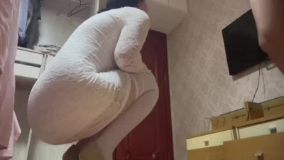 边操边接电话差点被发现_淫荡的喘息只好慌称在跑步_又爽又刺激