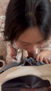 05年露脸反差学妹背着男朋友出来吃肉棒