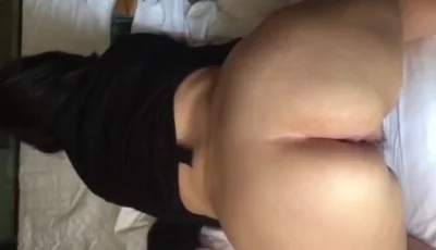 谁家大屁股人妻背着老公出轨无套内射她