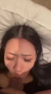 大鸡巴插女友的嘴，一副可怜兮兮的样子真诱人