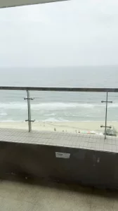 海陵岛海景房对着大海沙滩人群内射金发小母狗